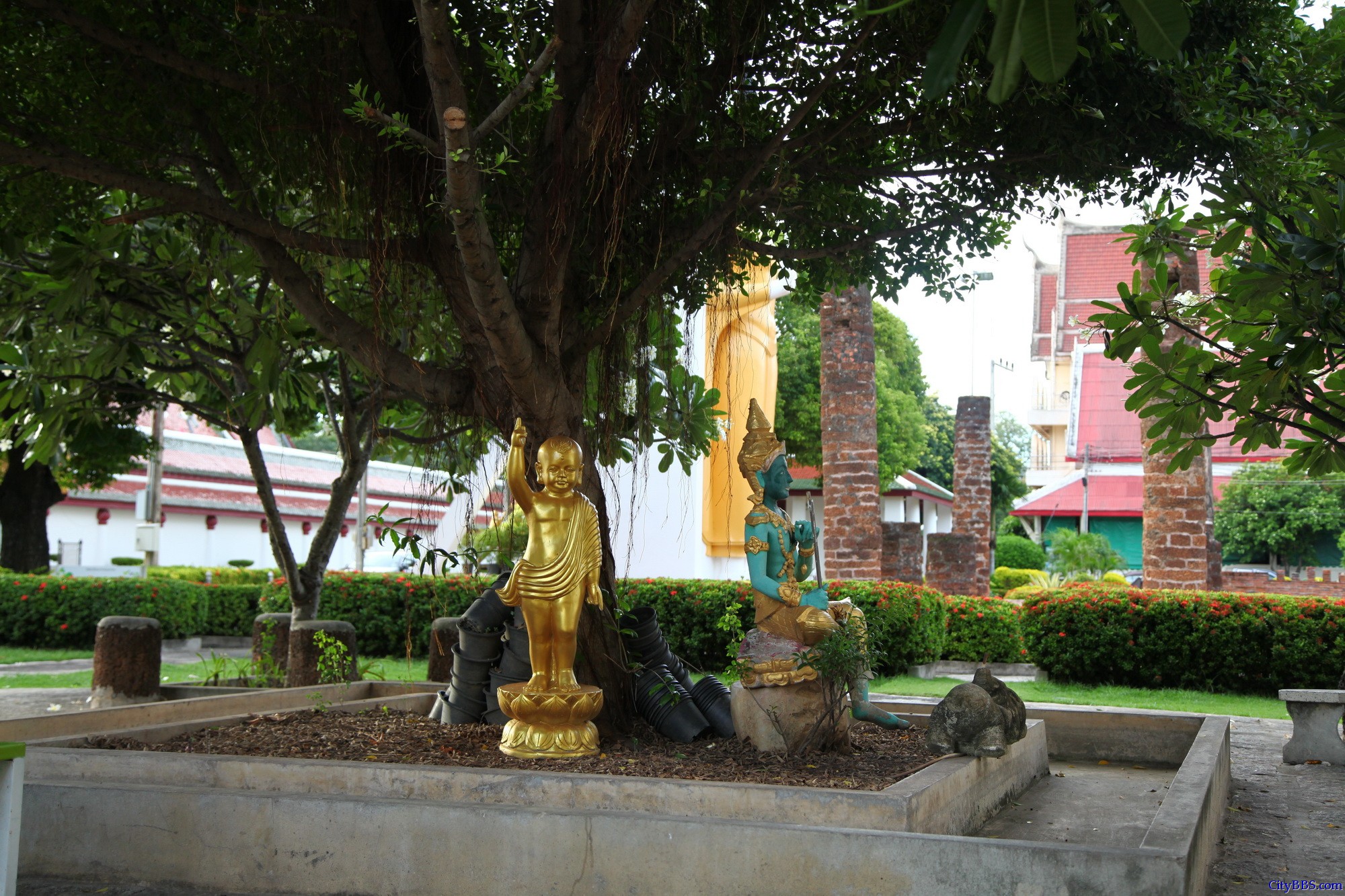 彭世洛(Phitsanulok)斯吗哈搭寺,当地称为Wat Yai(大庙) 彭世洛(Phitsanulok)斯吗哈搭寺,当地称为Wat Yai(大庙)