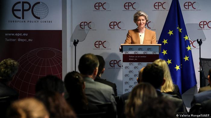 欧委会主席冯德莱恩3月30日在布鲁塞尔的一个讨论会上发表演讲