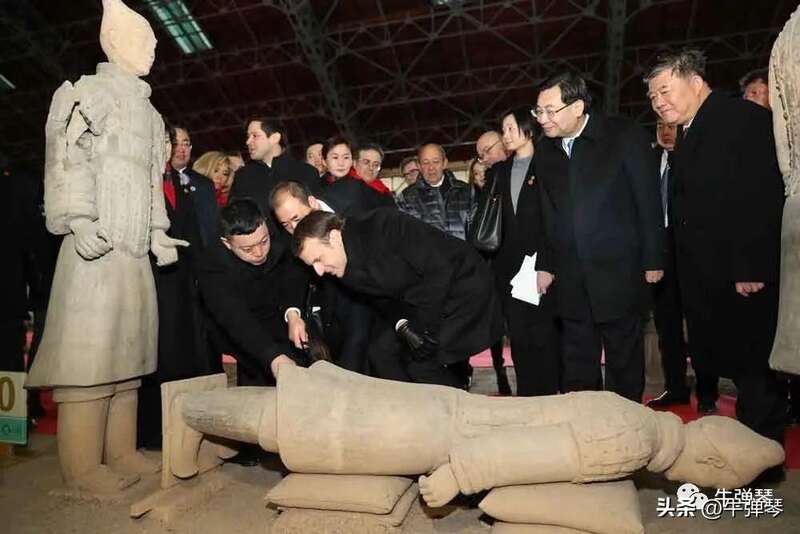 在离开北京的专机上，马克龙发出了明确信号