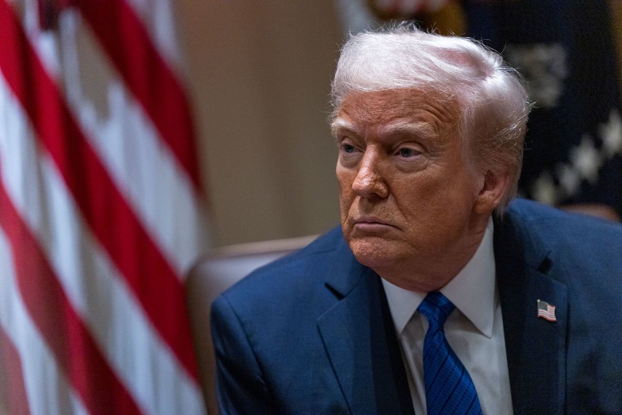 唐纳德·特朗普总统周二在华盛顿特区白宫内阁会议室与大使提名人会面时回答了新闻媒体的问题 ...