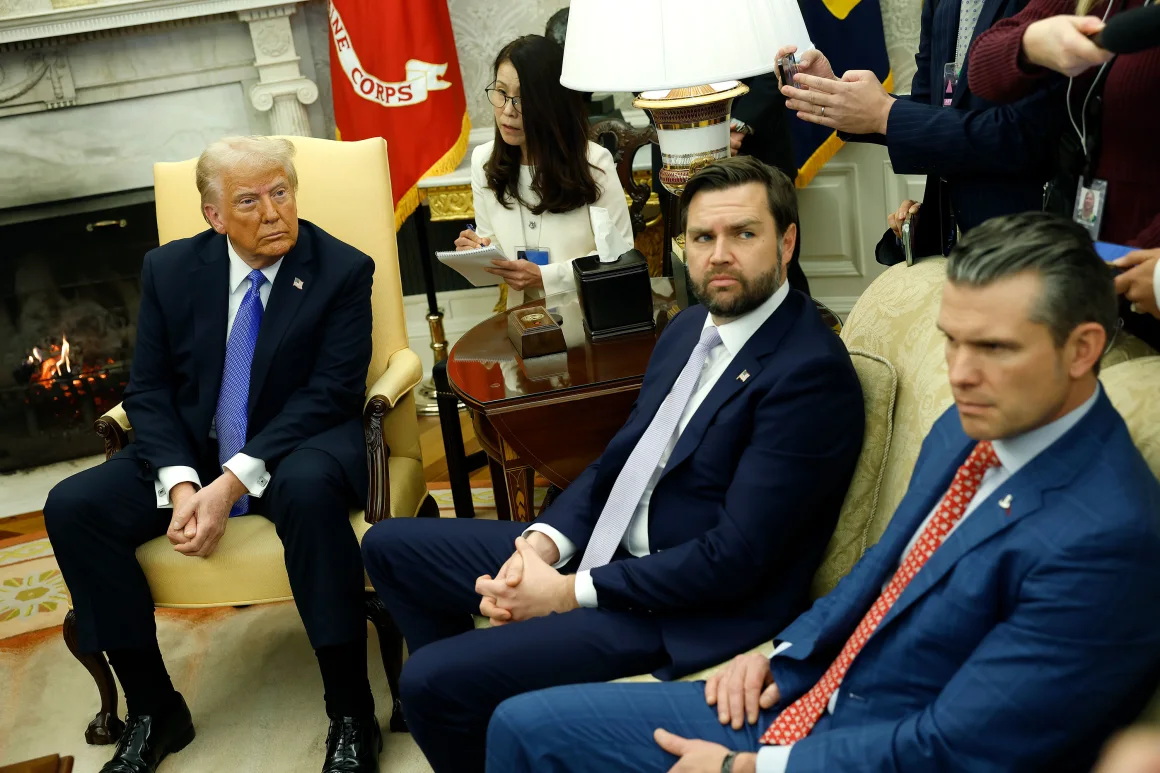 唐纳德·特朗普总统(左)、副总统 JD Vance(中)和国防部长 Pete Hegseth 在白宫椭圆形办公室与日本首相  ... 唐纳德·特朗普总统(左)、副总统 JD Vance(中)和国防部长 Pete Hegseth 在白宫椭圆形办公室与日本首相  ...